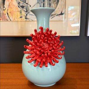 ANTHROPOLOGIE CERAMIC BLUE/GREEN VASE WITH RED BLOOM CHRYSANTHEMUM FLOWER RARE